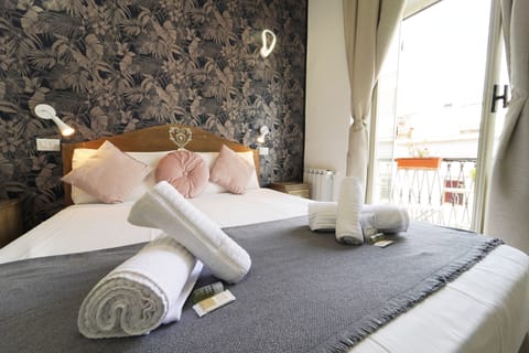 Double Room | Minibar, in-room safe, desk, soundproofing
