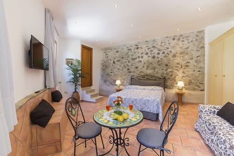 Deluxe Studio Suite, Terrace | Frette Italian sheets, premium bedding, down comforters