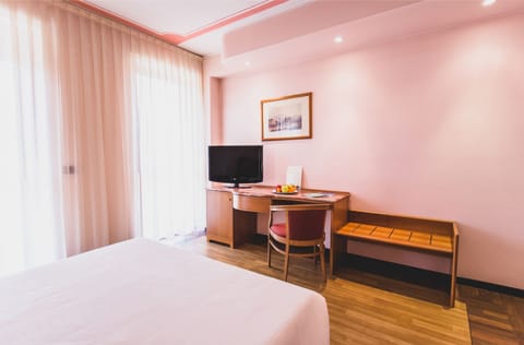 Premium bedding, down comforters, minibar, in-room safe