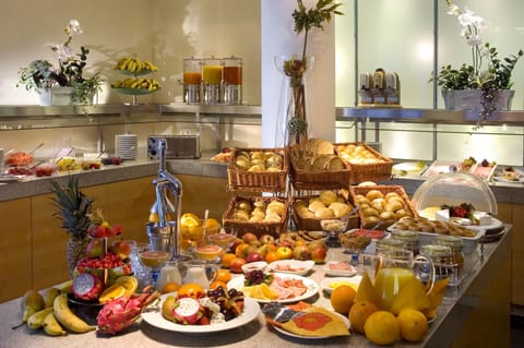 Buffet breakfast for a fee on weekdays