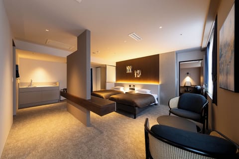 Executive Connecting Room (Non-smoking) | Desk, laptop workspace, free WiFi, bed sheets