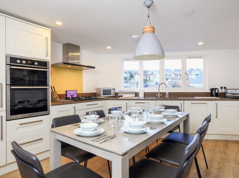 Cottage | Private kitchen | Fridge, dishwasher, electric kettle, cookware/dishes/utensils