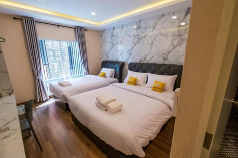 Triple Room with Balcony | Hypo-allergenic bedding, free minibar, desk, soundproofing