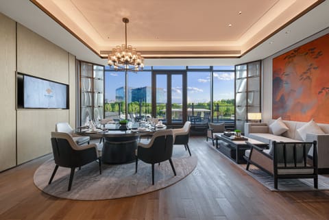 4 restaurants; breakfast, lunch, and dinner served