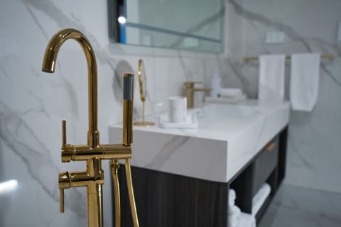 Executive Studio Suite | Bathroom | Free toiletries, hair dryer, bathrobes, slippers