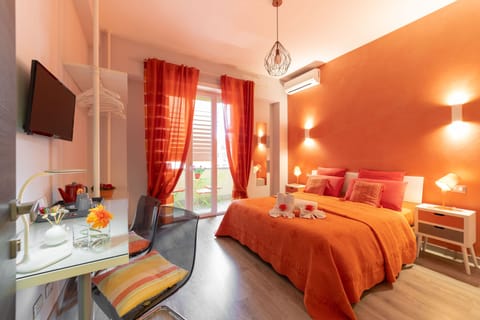 Memory foam beds, desk, free WiFi, bed sheets