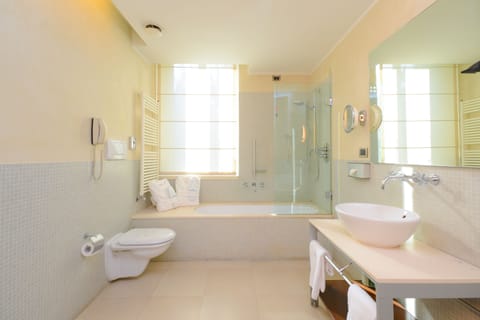 Superior Double Room Single Use | Bathroom | Free toiletries, hair dryer, bidet, towels