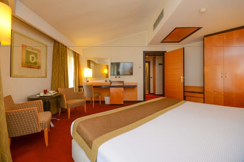 Junior Suite | Minibar, in-room safe, desk, blackout drapes