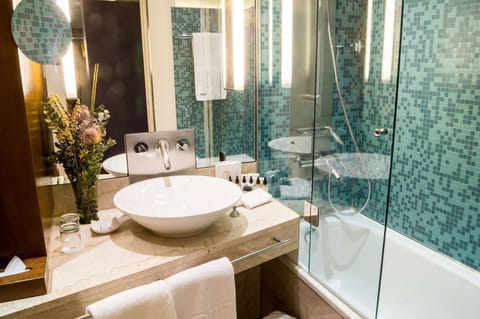 Bathtub, hair dryer, towels