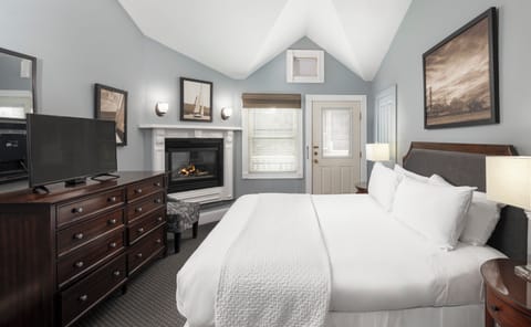 Executive King | Premium bedding, in-room safe, blackout drapes, iron/ironing board