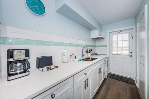 Coffee/tea maker, dining tables