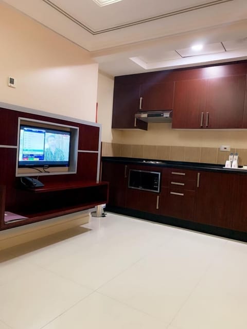 Superior Studio, 1 King Bed | Private kitchen | Fridge, microwave, stovetop, dishwasher