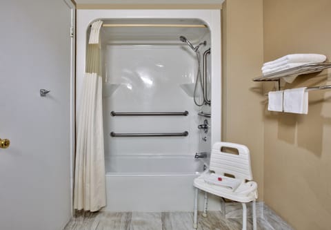 Combined shower/tub, free toiletries, hair dryer, towels