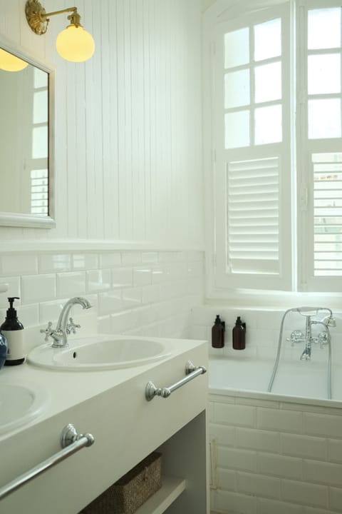 La Parenthèse | Bathroom | Shower, free toiletries, bathrobes, towels