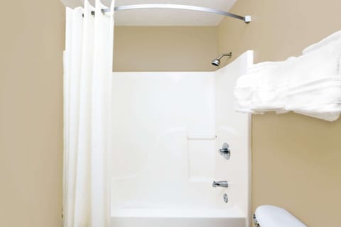 Combined shower/tub, free toiletries, towels