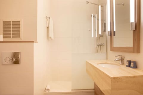 Combined shower/tub, eco-friendly toiletries, hair dryer, towels