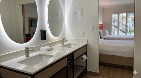 Combined shower/tub, free toiletries, hair dryer, towels