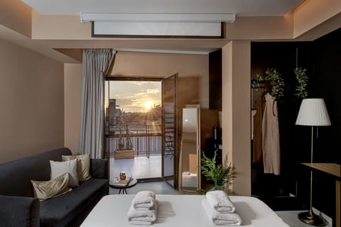 Suite | Hypo-allergenic bedding, in-room safe, blackout drapes