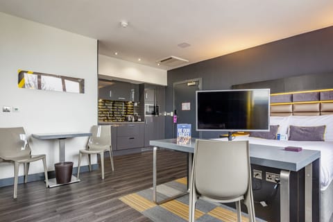 Family Grande Studio | In-room safe, desk, iron/ironing board, free WiFi