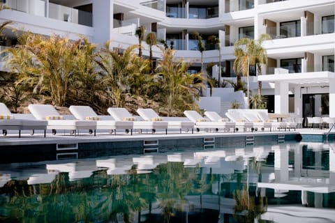 Outdoor pool, pool umbrellas, sun loungers
