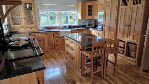 Deluxe Cottage | Private kitchen | Mini-fridge, microwave, dishwasher, toaster