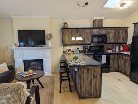 Royal Room, Non Smoking, City View | Private kitchen | Microwave, coffee/tea maker, toaster, dining tables