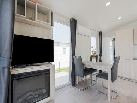 Mobile Home | Private kitchen | Highchair