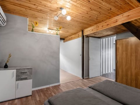 House | 5 bedrooms, individually furnished, bed sheets