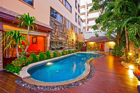 Outdoor pool, pool umbrellas, sun loungers