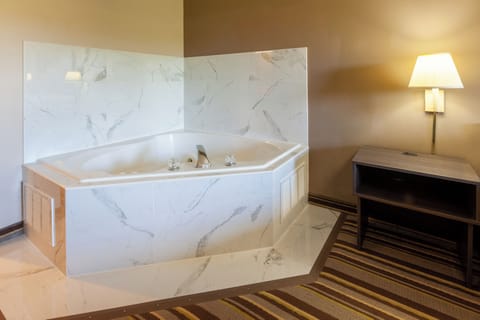 Suite, 1 King Bed, Non Smoking, Jetted Tub | Desk, free WiFi, bed sheets