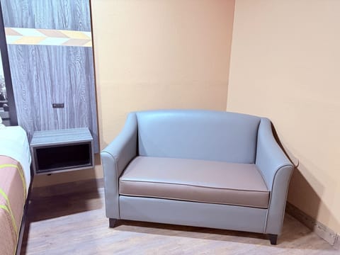 Room, 1 King Bed, Non Smoking | Free WiFi, bed sheets, alarm clocks