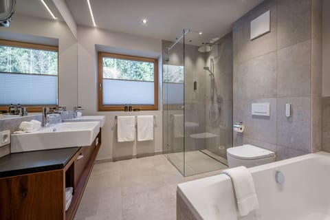 Superior Suite, 2 Bedrooms, Mountain View | Bathroom | Free toiletries, hair dryer, bathrobes, slippers