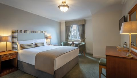 Premium bedding, in-room safe, desk, laptop workspace