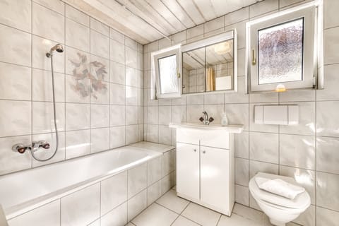 Basic Apartment | Bathroom