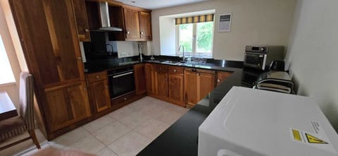 Basic Cottage | Private kitchen | Fridge, microwave, oven, stovetop