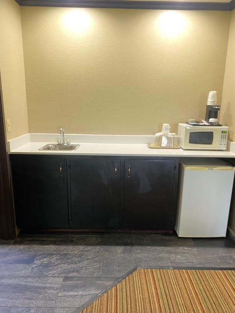 Deluxe Studio Suite, 1 King Bed, Non Smoking | Desk, free cribs/infant beds, free WiFi, bed sheets