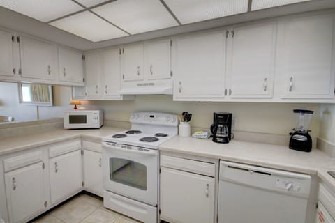 Condo, 2 Bedrooms | Private kitchen | Fridge, oven, coffee/tea maker, toaster