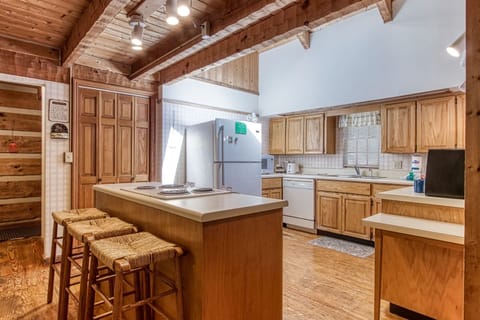 Cabin, 2 Bedrooms | Private kitchen | Fridge, oven, coffee/tea maker, toaster