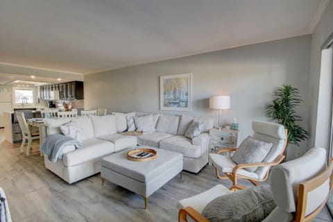 Condo, 2 Bedrooms | Living area