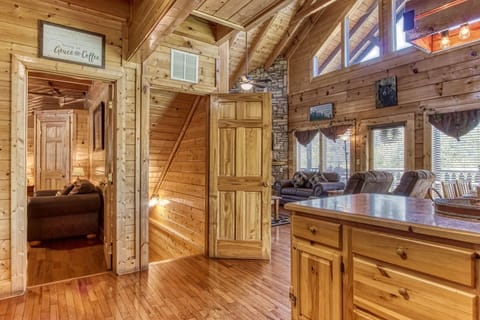 Cabin, 4 Bedrooms | Private kitchen | Fridge, oven, coffee/tea maker, toaster