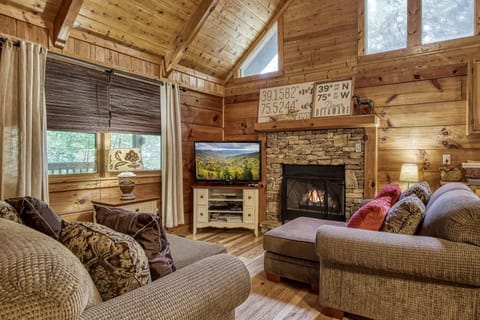 Cabin, 1 Bedroom | Living area