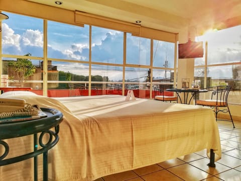 Breakfast, lunch, dinner served; Regional cuisine 