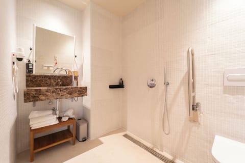 Standard Room, 1 Double Bed, Accessible | Bathroom | Shower, eco-friendly toiletries, hair dryer, towels