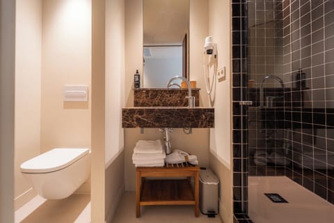 Superior Room, 1 Double Bed | Bathroom | Shower, eco-friendly toiletries, hair dryer, towels