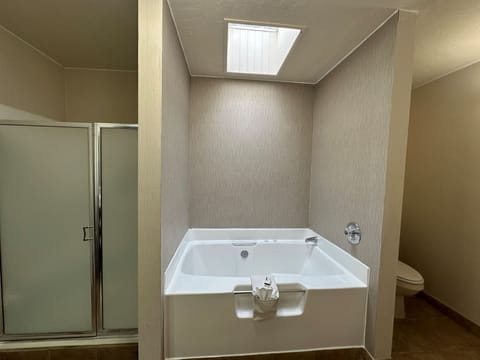 Studio Suite, 1 King Bed, Non Smoking | Bathroom | Free toiletries, hair dryer, towels, soap