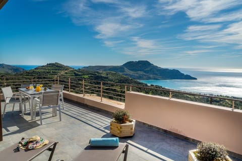 Superior Suite, 1 Bedroom, Sea View | In-room safe, blackout drapes, soundproofing, iron/ironing board