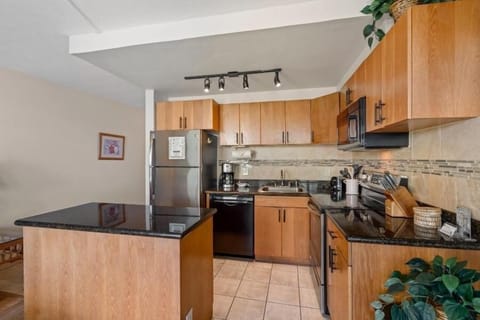 Condo, 1 Bedroom | Private kitchen | Fridge, oven, coffee/tea maker