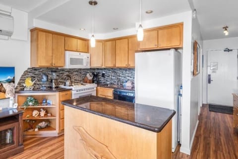 Condo, 1 Bedroom | Private kitchen | Fridge, oven, coffee/tea maker, toaster