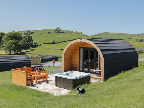Cottage | Outdoor spa tub