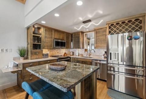 Condo, 2 Bedrooms | Private kitchen | Fridge, oven, coffee/tea maker